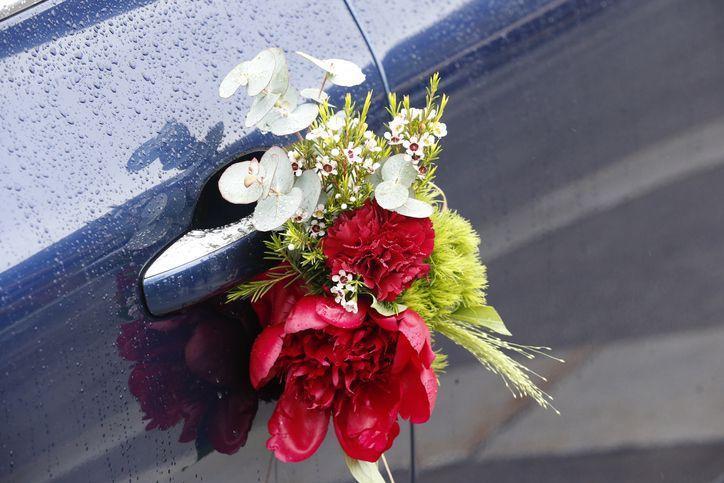 Kwiaty za klamką drzwi samochodowych